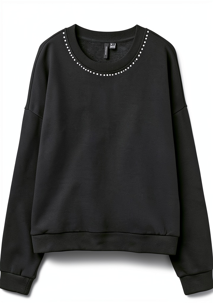 'Top Vero Moda nero indossato in un ambiente casual'