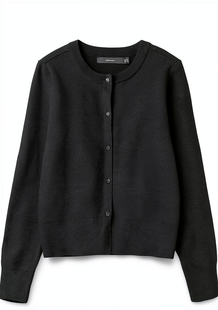 Donna che indossa il cardigan VERO MODA in un ambiente casual
