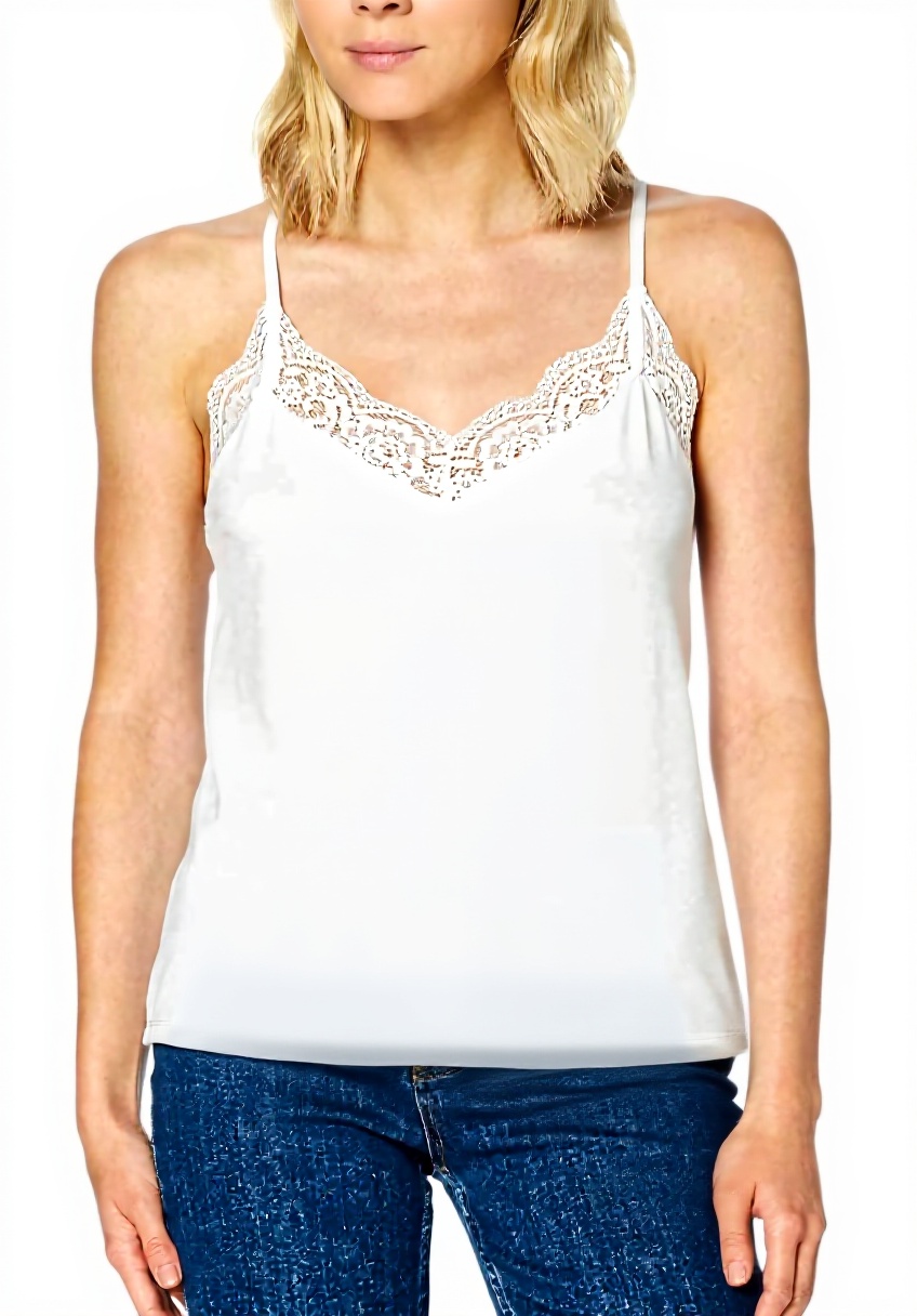 'Top VMANA VERO MODA indossato in un contesto casual'