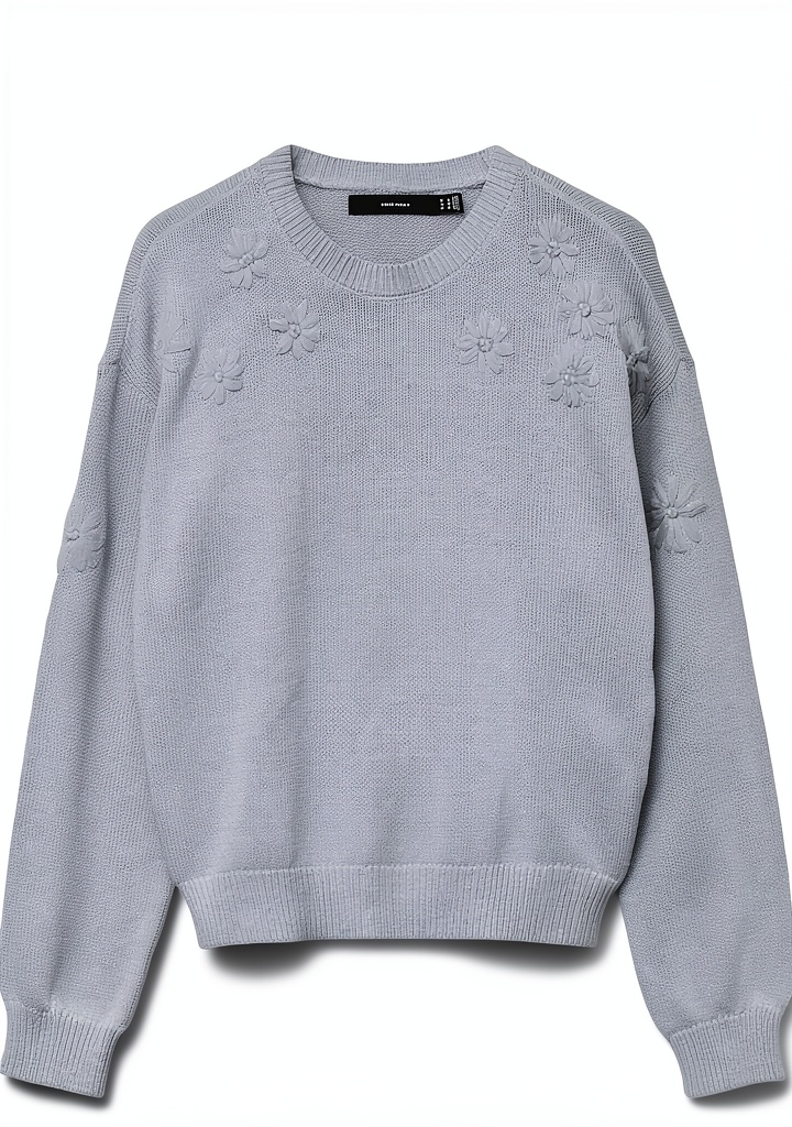 Donna che indossa il maglione Vero Moda in un ambiente casual